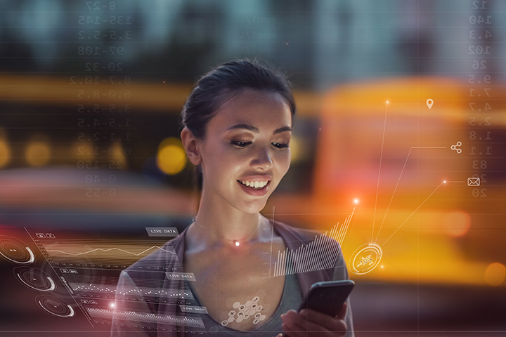 femme qui regarde a son telephone portable de hors