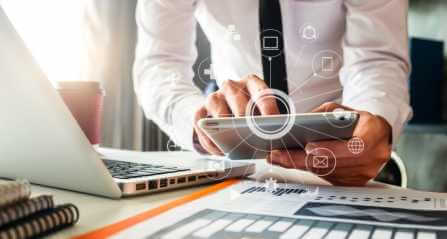homme d'affaire qui travail a son bureau