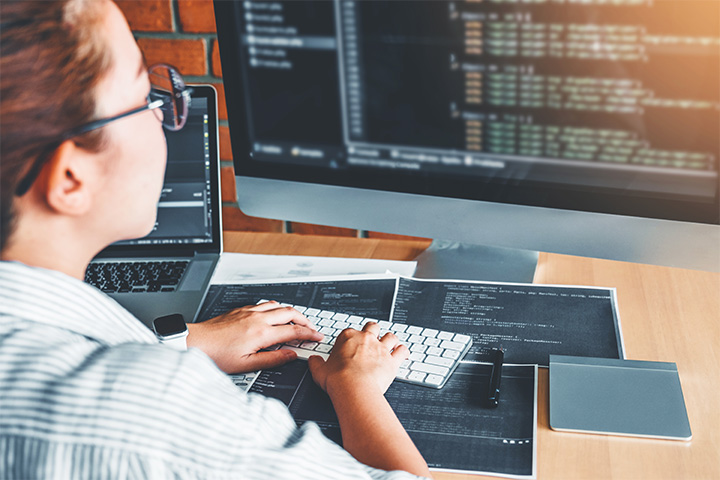 homme qui travail sur son ordinateur a son bureau