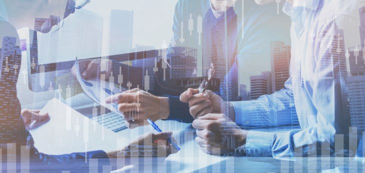 Menschen im Bürozimmer am Bürotisch