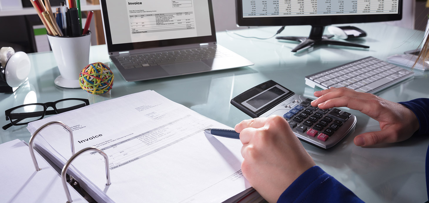 Schreibtisch mit Computer und Brille