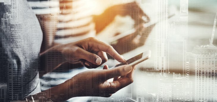 Tippende Hände auf Handybildschirm