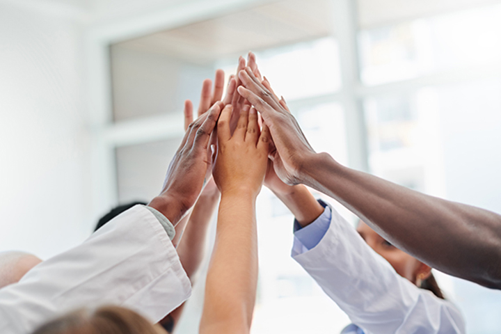 Mains ensemble représentant qu'ils sont ici pour se motiver