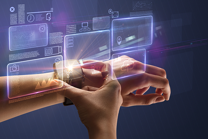 femme qui porte un montre intelligent 