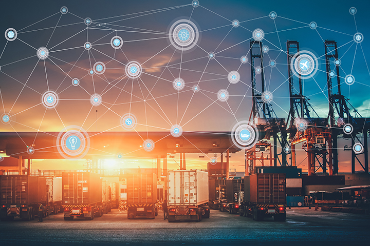 photo d'un camion avec cargaison de conteneurs industriels