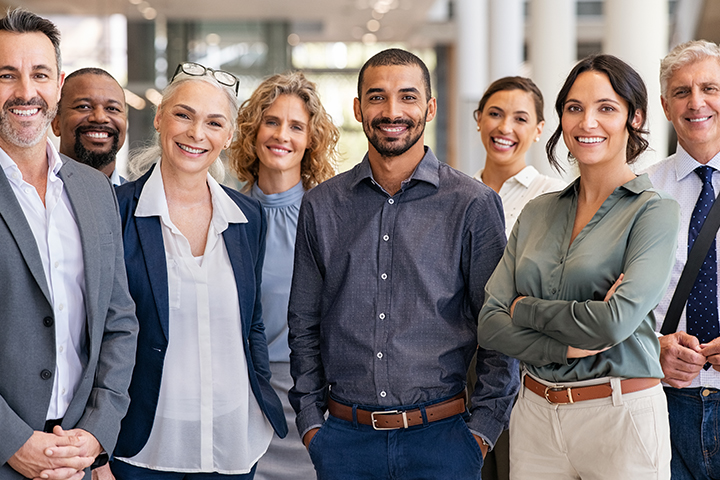 groupe de gens ensemble qui sourient