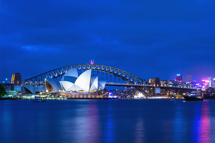 a picture of sydney opera house at night