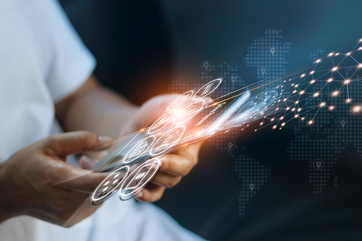  Homme utilisant les services bancaires et le paiement en ligne mobiles