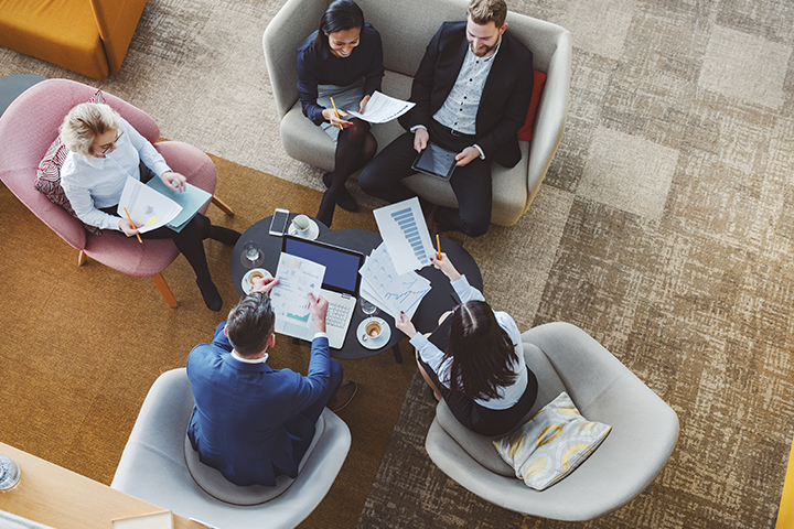 Groupe de gens d'affaires dans la cafétéria du bureau