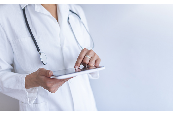  gros plan d'une femme médecin travaillant sur un appareil