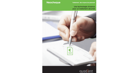 main qui ecrit sur un papier