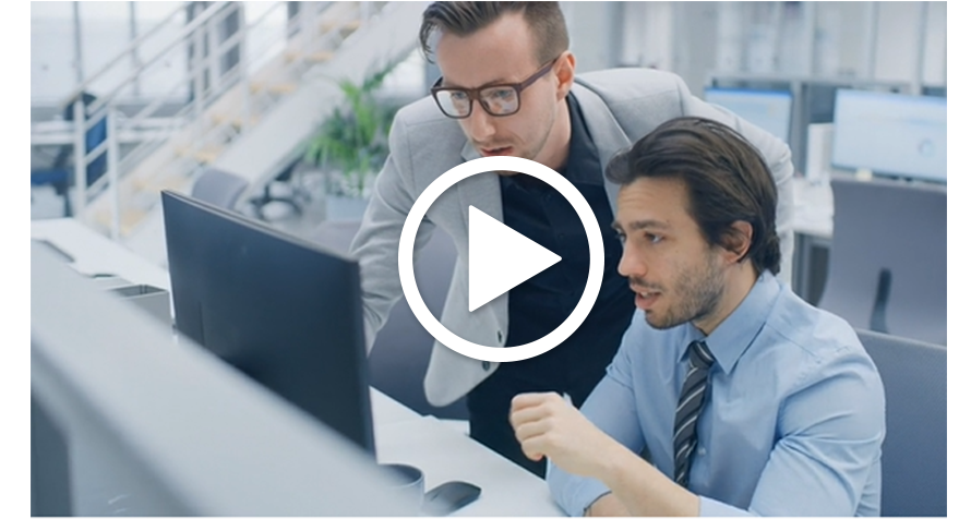 Zwei Männer schauen gemeinsam auf den Computerbildschirm