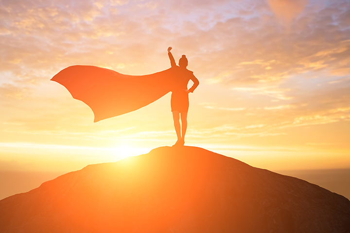 silhouette de super femme d'affaires regarde quelque part sur la montagne