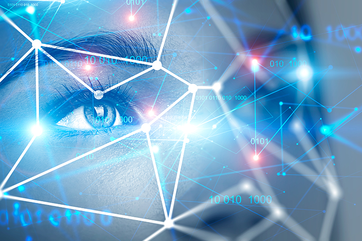 Gros plan sur le visage d'une belle jeune femme avec un maillage de reconnaissance faciale et une interface binaire immersive