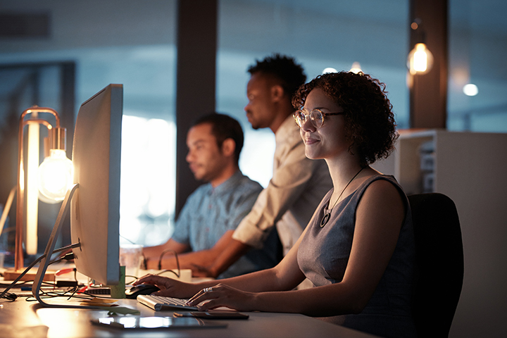 groupe de gens qui travaillent sur leurs ordinatuers