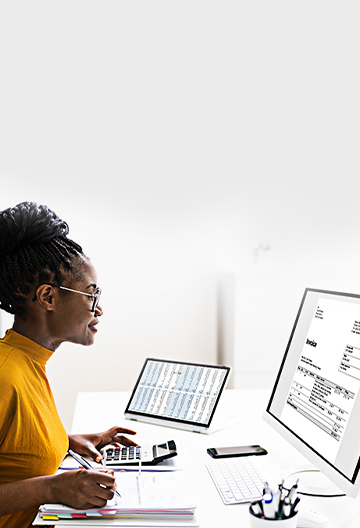 Digitalisierung - Frau sitzt vor dem Computer und schaut sich eine digitale Rechnung an