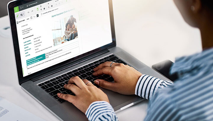 donna su laptop che redige il riepilogo della richiesta di risarcimento dell'assicurazione 