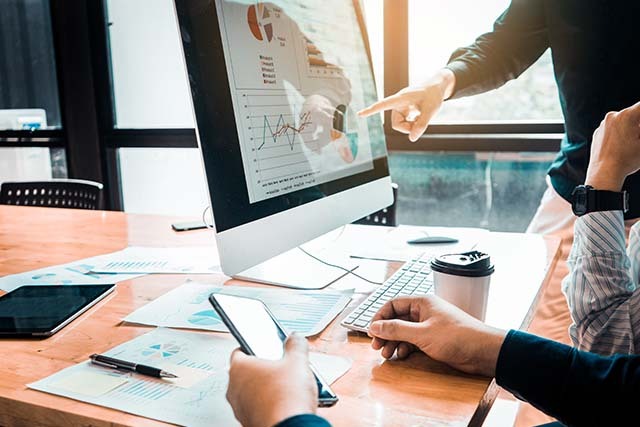 personnes travaillant dans un bureau