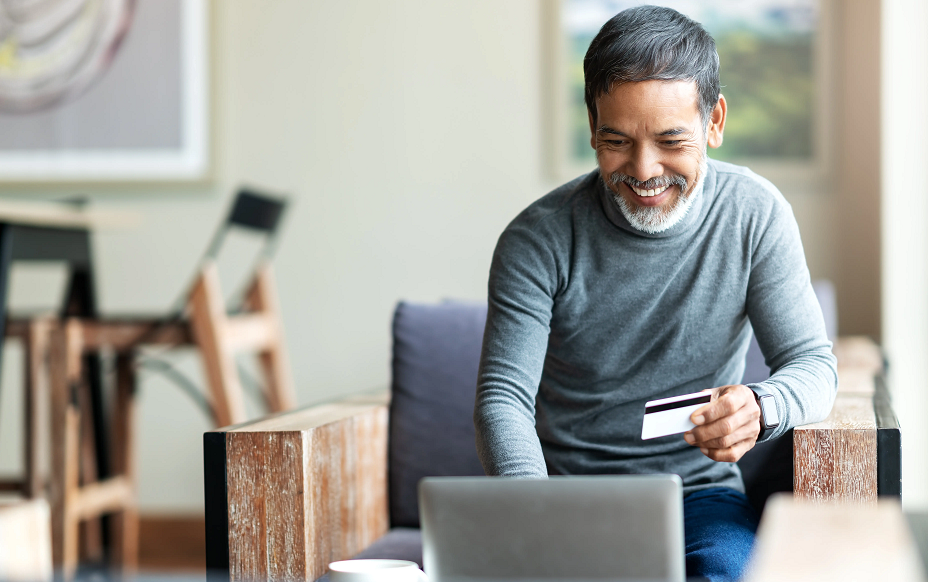 homme souriant à son ordinateur