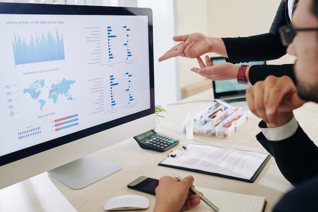 business-people-discussing-financial-data-E4SQX5R