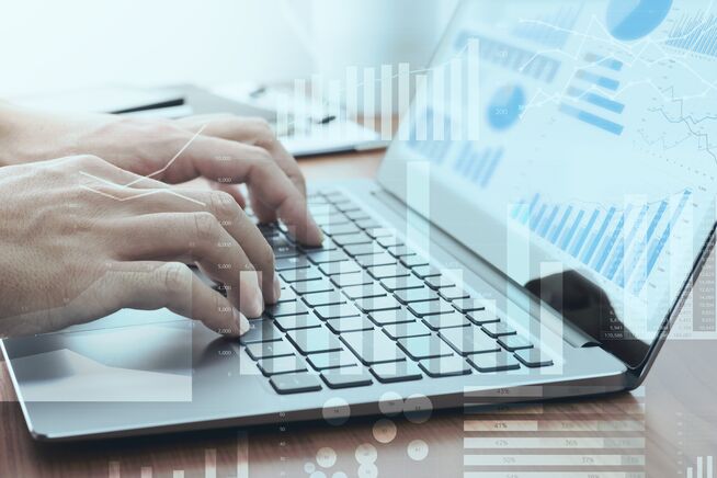 mains qui tappent sur un ordinateur