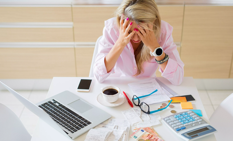 femme en détresse à son bureau