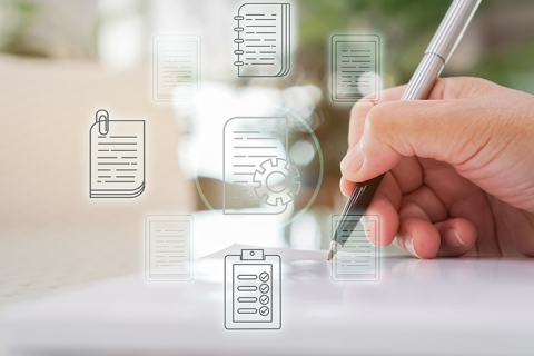 Personne utilisant l’automatisation des documents