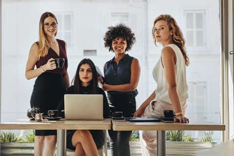 groupe de femmes d'affaires qui sont assient sur une table dans un bureau moderne