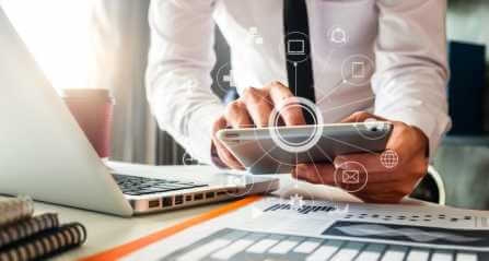homme d'affaire qui travail a son bureau