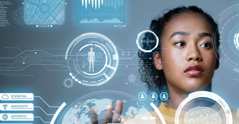 Frau tippt auf futuristischen Bildschirm