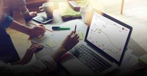 Schreibtisch mit Laptop