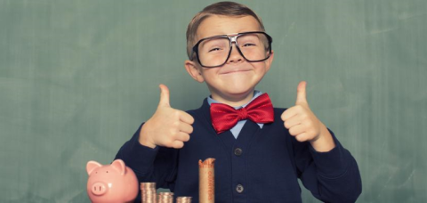 Kind mit Brille zeigt Daumen hoch