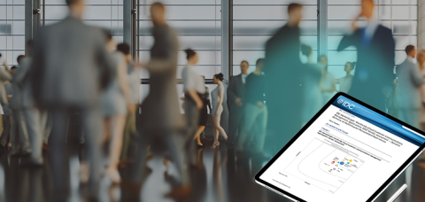 Menschenmasse - Tablet mit dem IDC Report