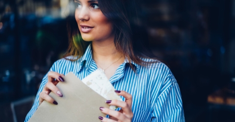 Dunkelhaarige Frau mit Kuvert