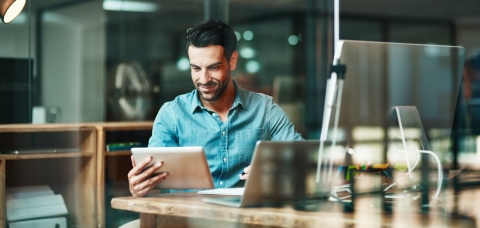 Mann arbeitet am Laptop