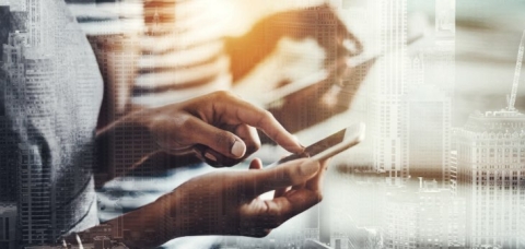 Tippende Hände auf Handybildschirm