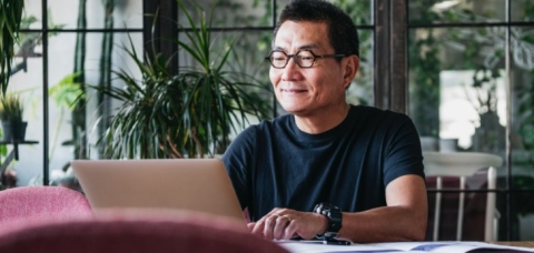 Ein Mann arbeitet auf dem Laptop