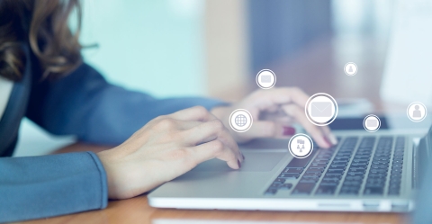 Frau arbeitet am Laptop