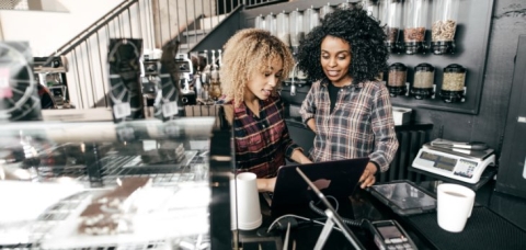 Zwei Frauen im Cafe an der Bartheke