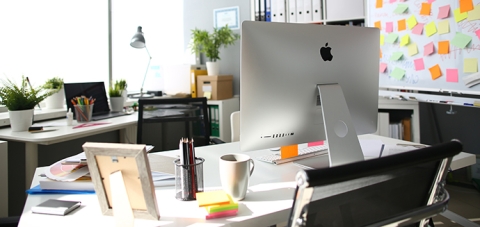 Büroschreibtisch mit Computer und Notizen