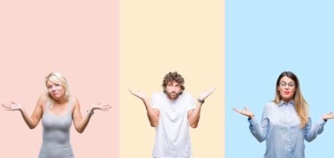 Menschen vor einer bunten Wand