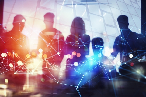 Menschenschatten - im Vordergrund bunte Lichteffekte