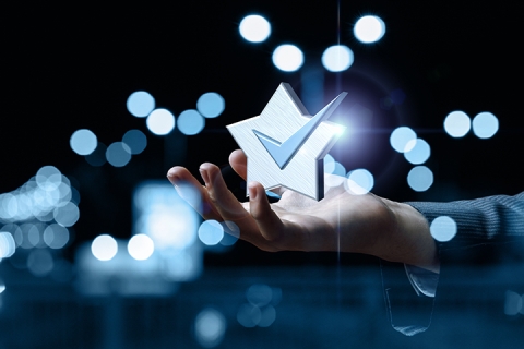 homme d'affaires montrant le symbole de l'expérience réussie du travail