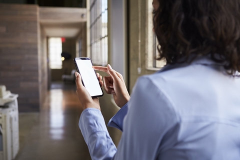 femme qui regarde a quelque chose sur son portable