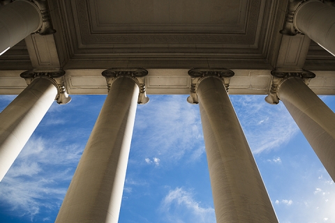  colonnes sur un bâtiment gouvernemental avec un beau ciel bleu.