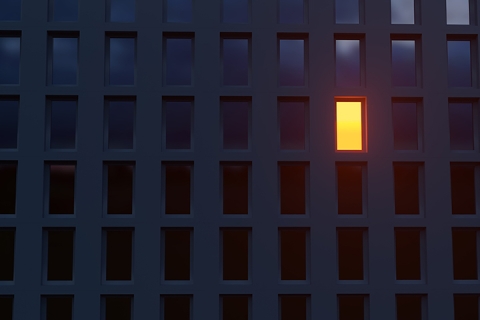 fenêtre lumineuse solitaire dans une maison sombre