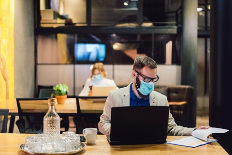 homme qui travail dans un espace privé, il porte son masque sanitaire