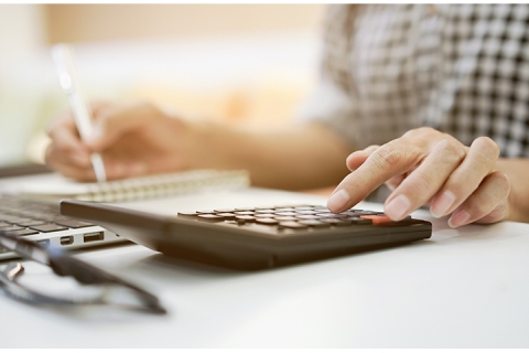 femme d'affaires anonyme qui fait des calculations a son bureau