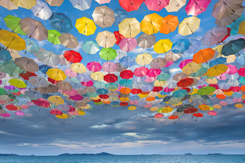Conception abstraite de parapluies survolant la mer dans le ciel