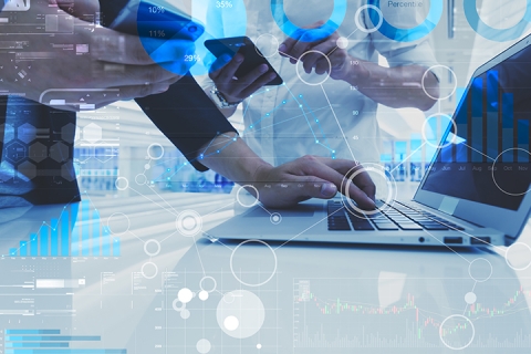 icones numeriques flottant dans l'espace avec quelqu'un anonyme a l'arriere plan qui utilise un ordinateur